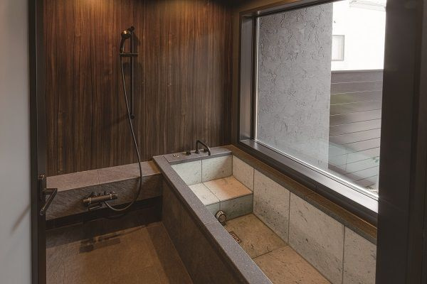 【岐阜県｜46.7坪】屋外の雰囲気を感じられるバスルームのあるお家