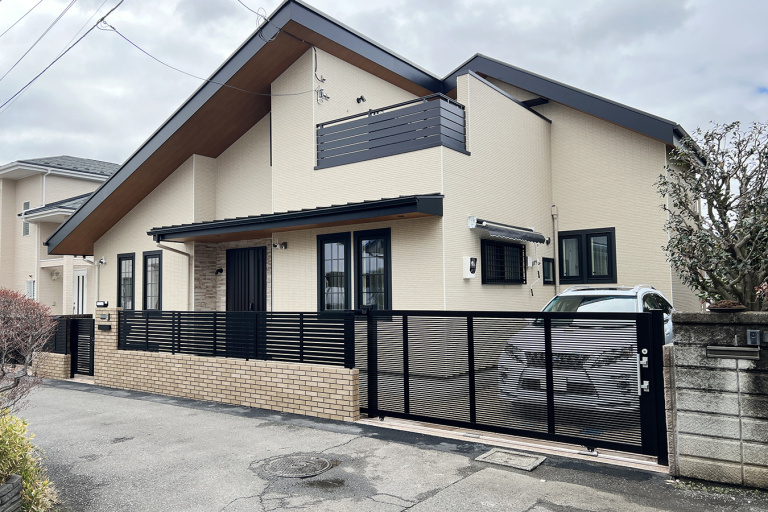 淡いベージュと黒を組み合わせた、上質で落ち着きのある外観デザイン