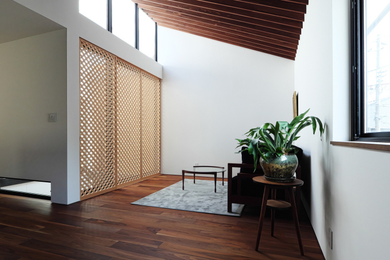 組子格子の家　落ち着いた色合いでも明るい 中庭のある家