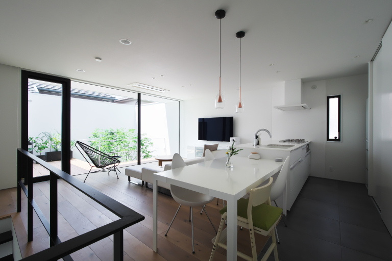 【内に開く家】視線を遮り、静寂に包まれる中庭のある家