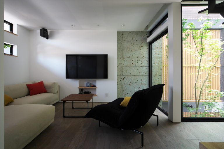 【中庭もみじの家】　2階で緑の見える心地の良い空間