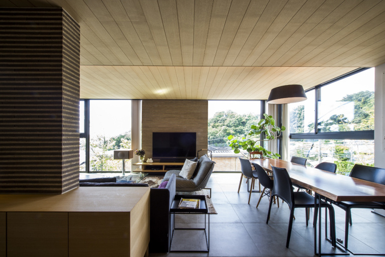 【神戸】ダイナミックなガラスの開口が印象的なリビングダイニング