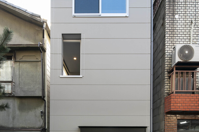 スマートに佇むミニマムな住宅