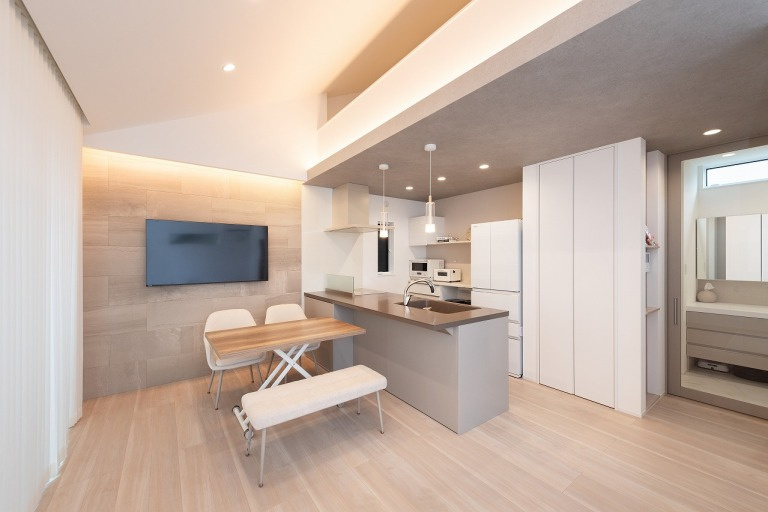 ほんのり灯る、家族のくつろぎ　間接照明が織りなすあたたかみのある住まい｜キナリモダンな家×ロフト×間接照明