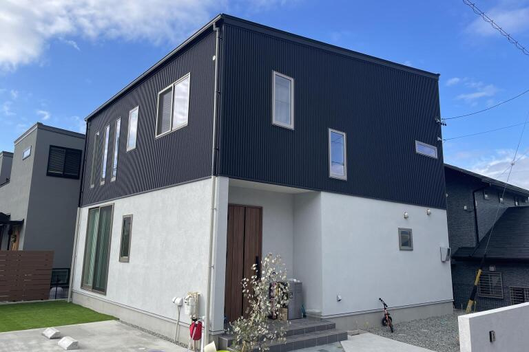 光を取り込む開放的なリビングの家