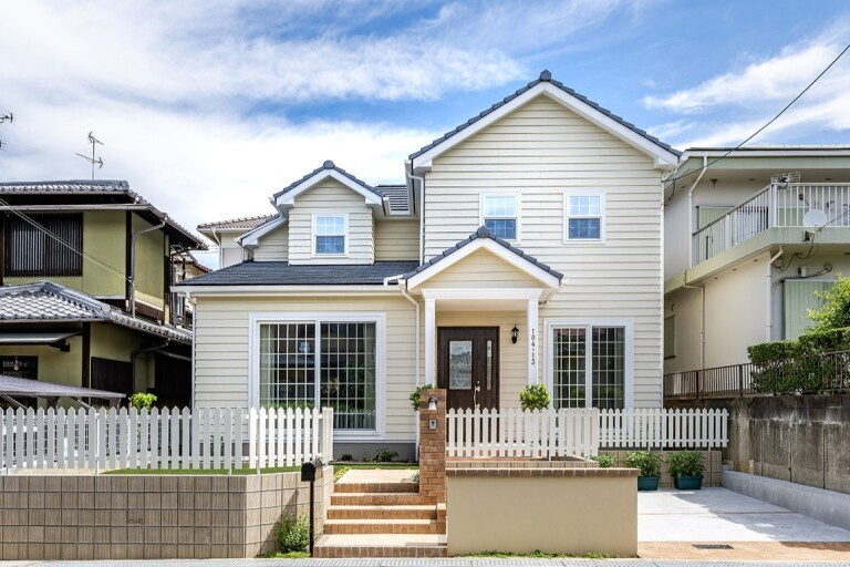 ［城陽］ラップサイディングの古き良きアメリカンスタイルの家