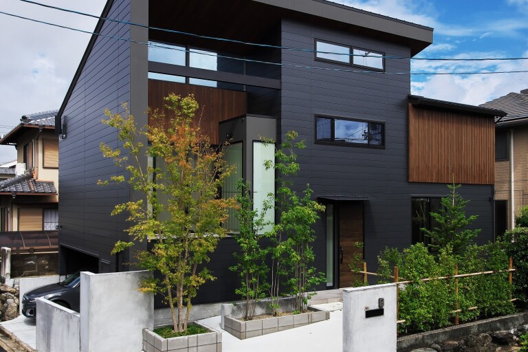 高低差を活かしたビルトインガレージ