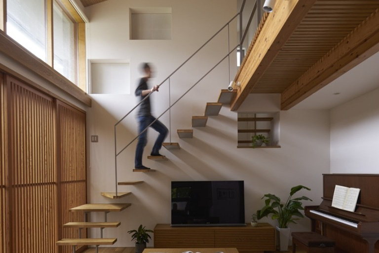 質感と陰影を楽しむガレージハウス | 滋賀県草津市