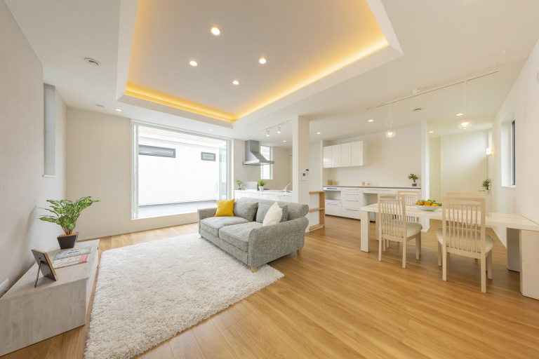 【沖縄・福岡】オーク材と白が調和する、2階リビングの開放感あふれる家