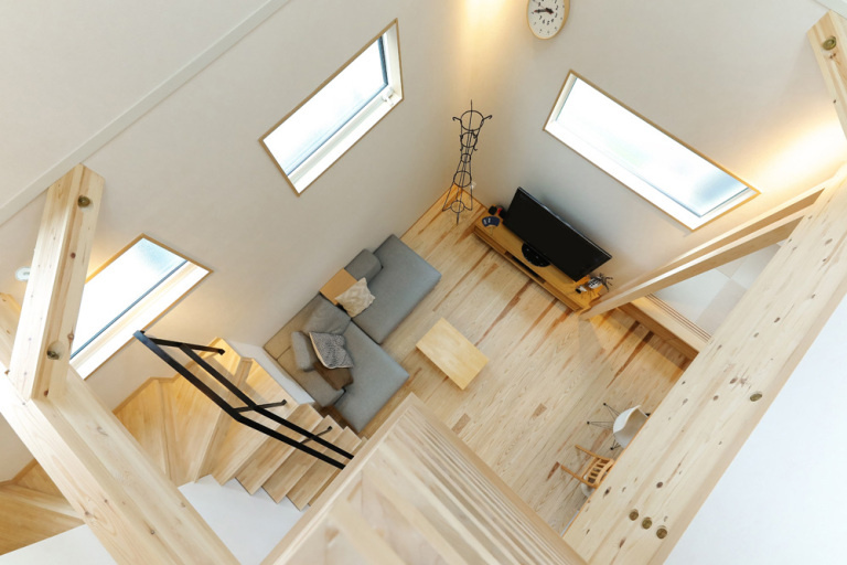 やわらかな光に包まれた、大きな吹抜けのある住まい｜吹き抜け×庭のある家