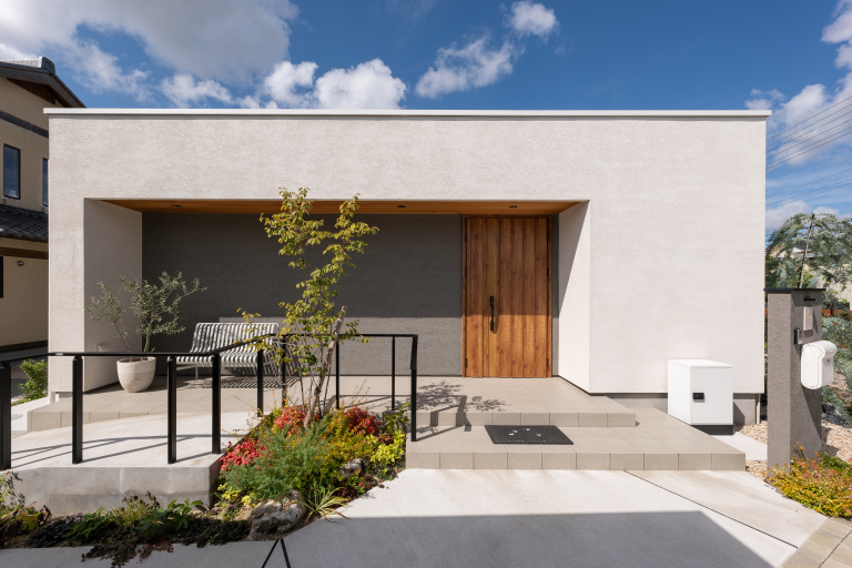 【滋賀県】吹き抜けの夢から平屋へ。家族を守る耐震性と年中快適な空間を実現した住まい