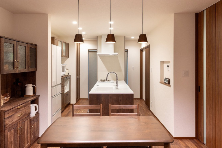 木に包まれる心地よさ。落ち着きと大正ロマンが織りなす、温もりを感じる暮らし