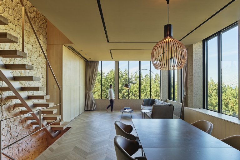 調湿に優れた塗壁や無垢のオーク材、石灰岩など自然由来の素材で構成されたLDK