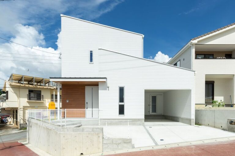 【沖縄・福岡】シンプルな片流れ屋根の、ガレージハウス