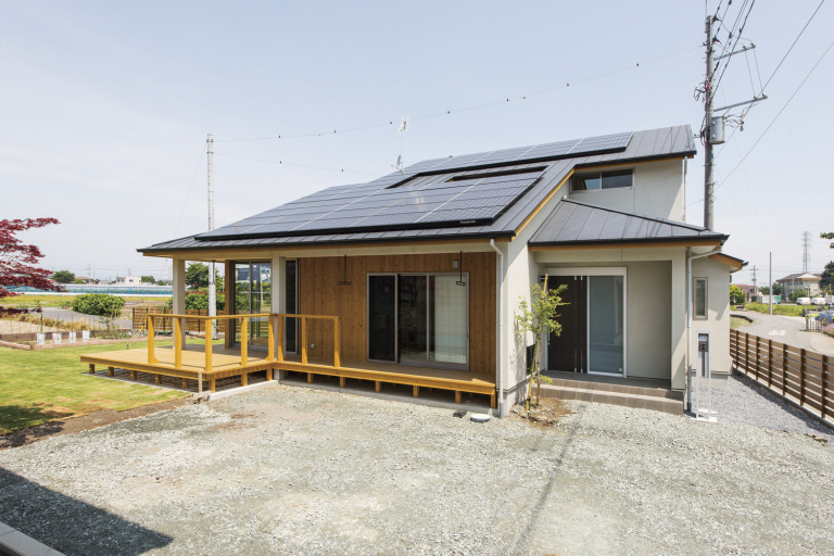 プライベートガーデンに開いた大屋根の家