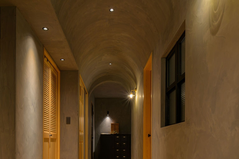 高いアール天井×塗り壁