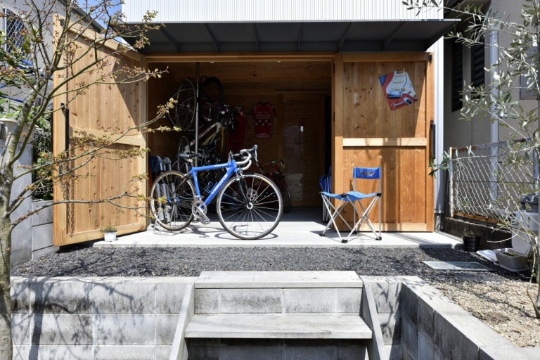 趣味の自転車を楽しむゆったり使える土間コンクリートの玄関スペース