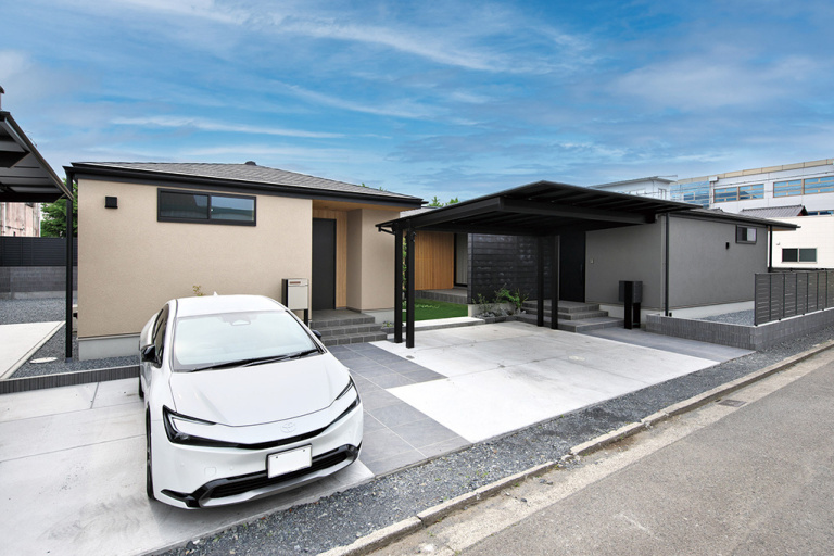 グレーと木の調和が美しい和モダンで平屋の２世帯住宅