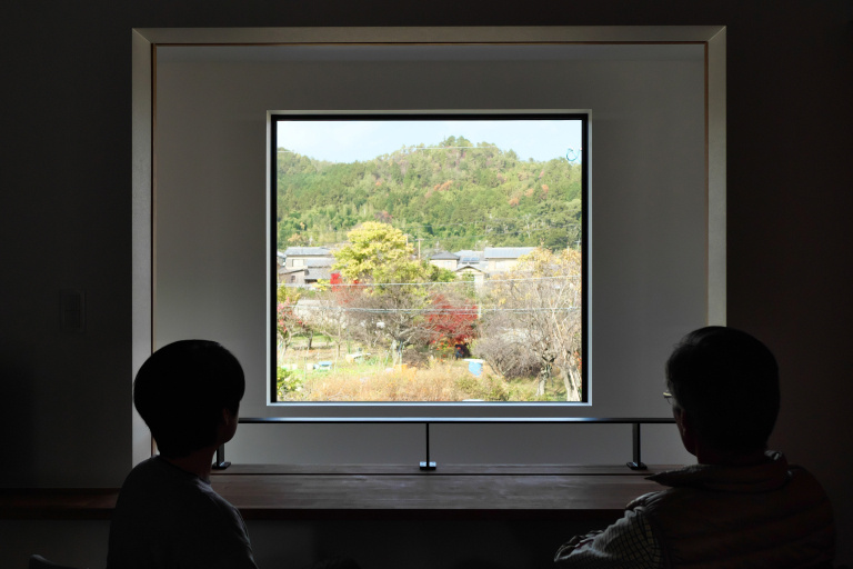 寝室から吹き抜け越しに景色を眺めます。