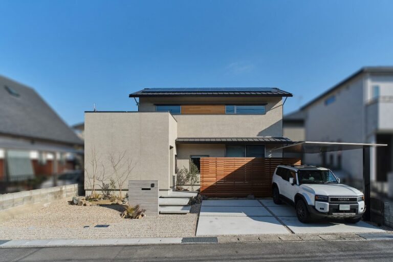 暮らしに「余白」を残した、それぞれの居場所がつながる家｜シンボルツリー×ピクチャーウィンドウ×無垢床