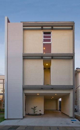 2Ｆに中庭のあるビルトインガレージの3階建て住宅