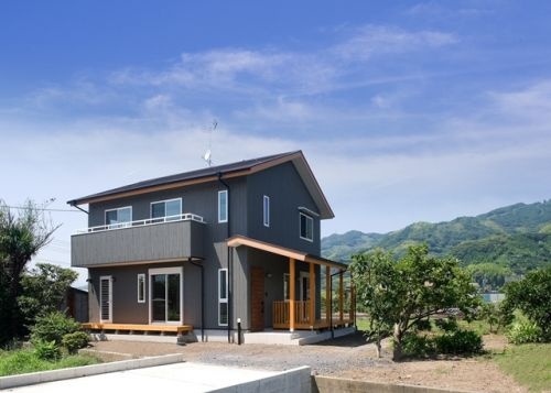 山のふもとに建つ家
