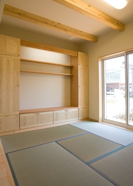 山のふもとに建つ家