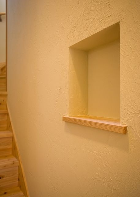 山のふもとに建つ家
