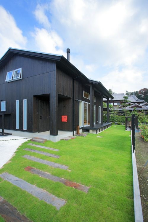 緑の芝と黒い平屋風の家 外観2 重量木骨の家 選ばれた工務店と建てる木造注文住宅