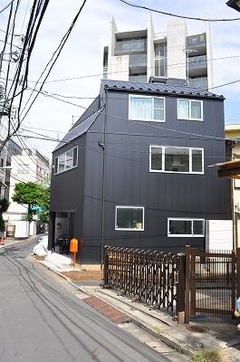 都心狭小地に建つSOHO併用住宅