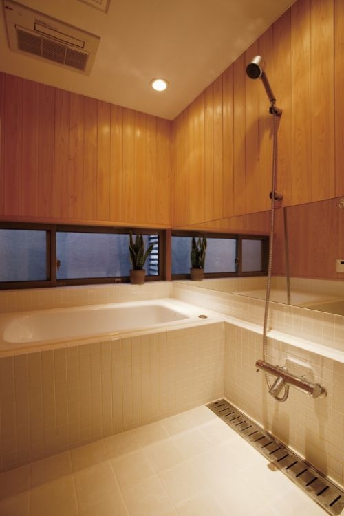 天然木の浴室
