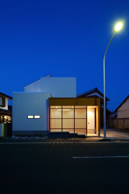 木格子からアプローチ灯の漏れる夜景