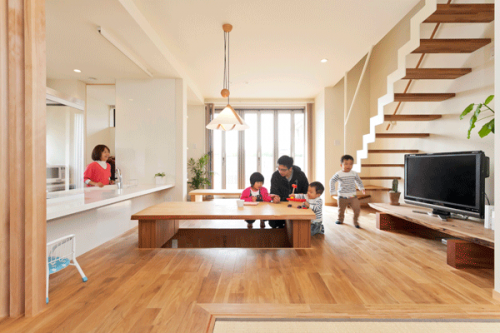 子供と暮らす住まいの風景 清須の家 掘りごたつが中心のldk 重量木骨の家 選ばれた工務店と建てる木造注文住宅