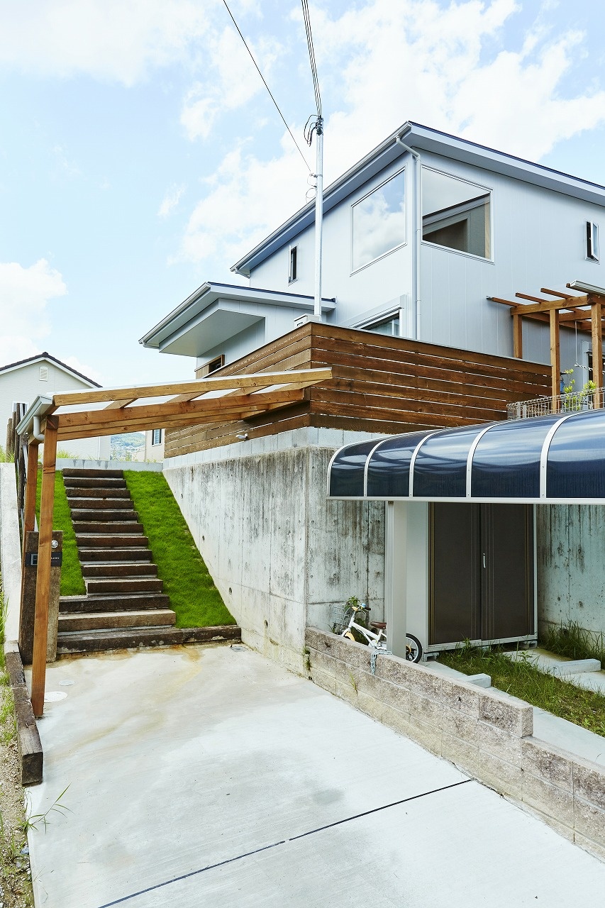 山小屋風の家｜木造住宅×山小屋風×高低差