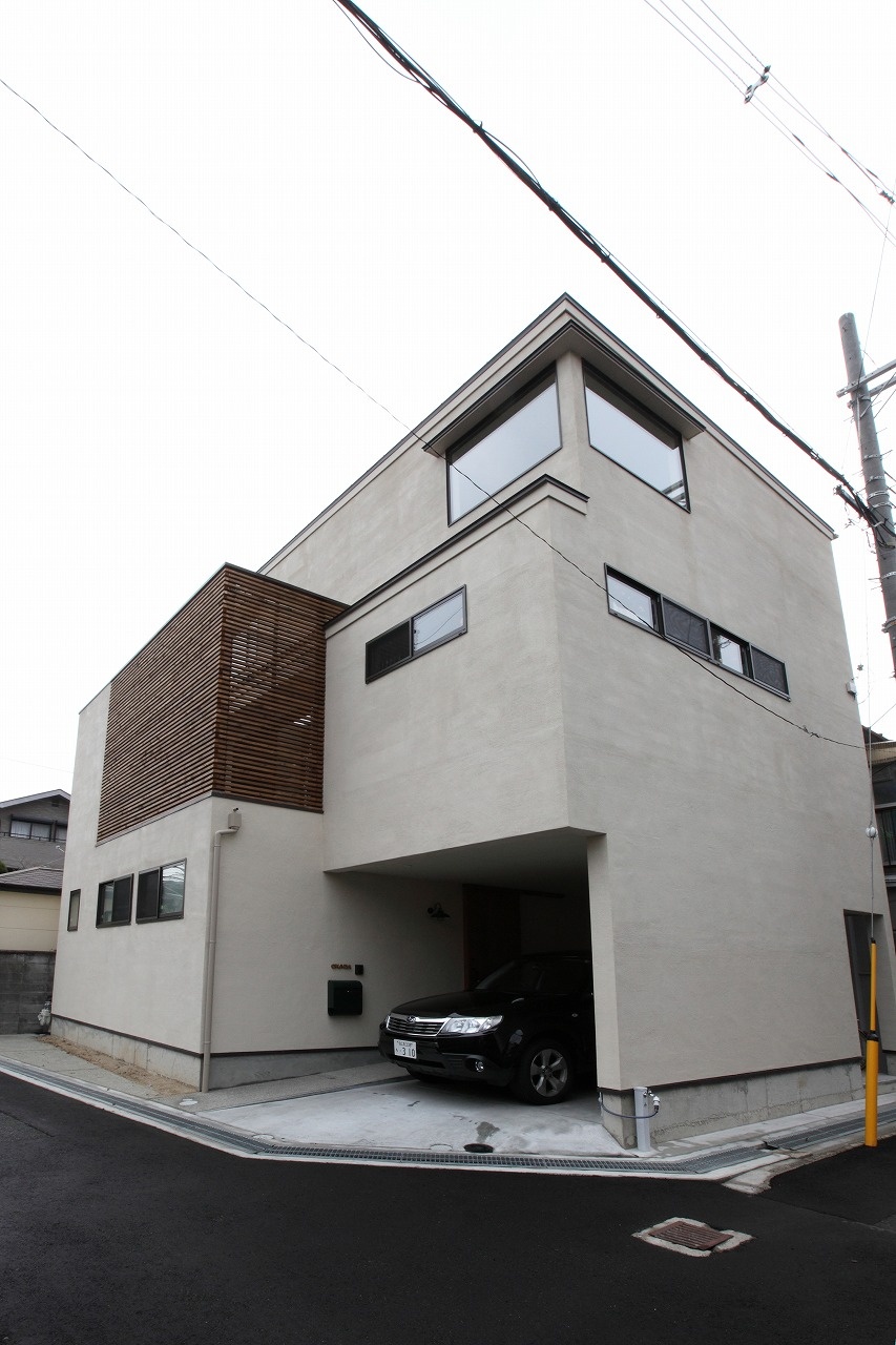 住宅密集地でも明るく視線を気にせず暮らせる家|木造住宅×ビルトインガレージ×3階建て