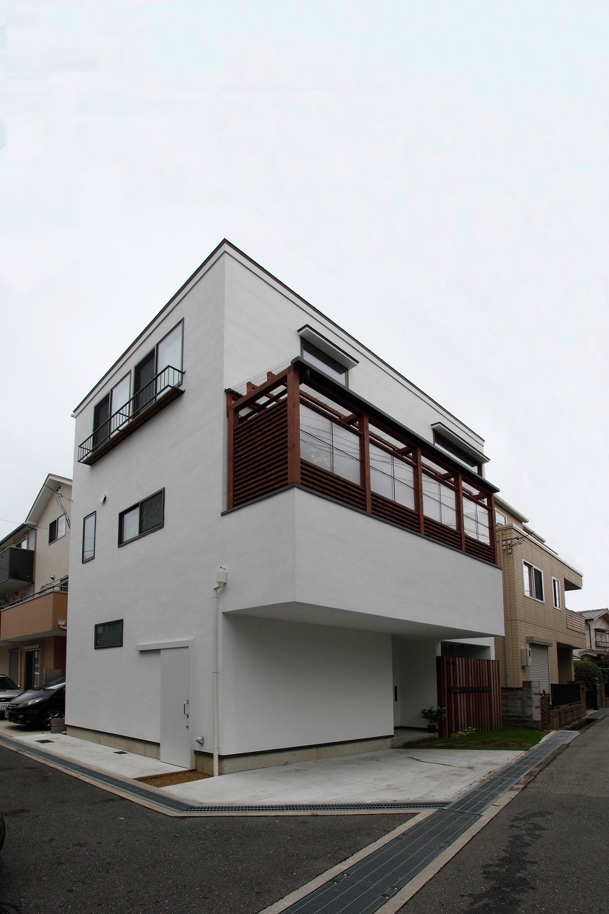 重量木骨で建てるおしゃれな3階建ての家｜木造住宅×オーバーハング×吹抜け