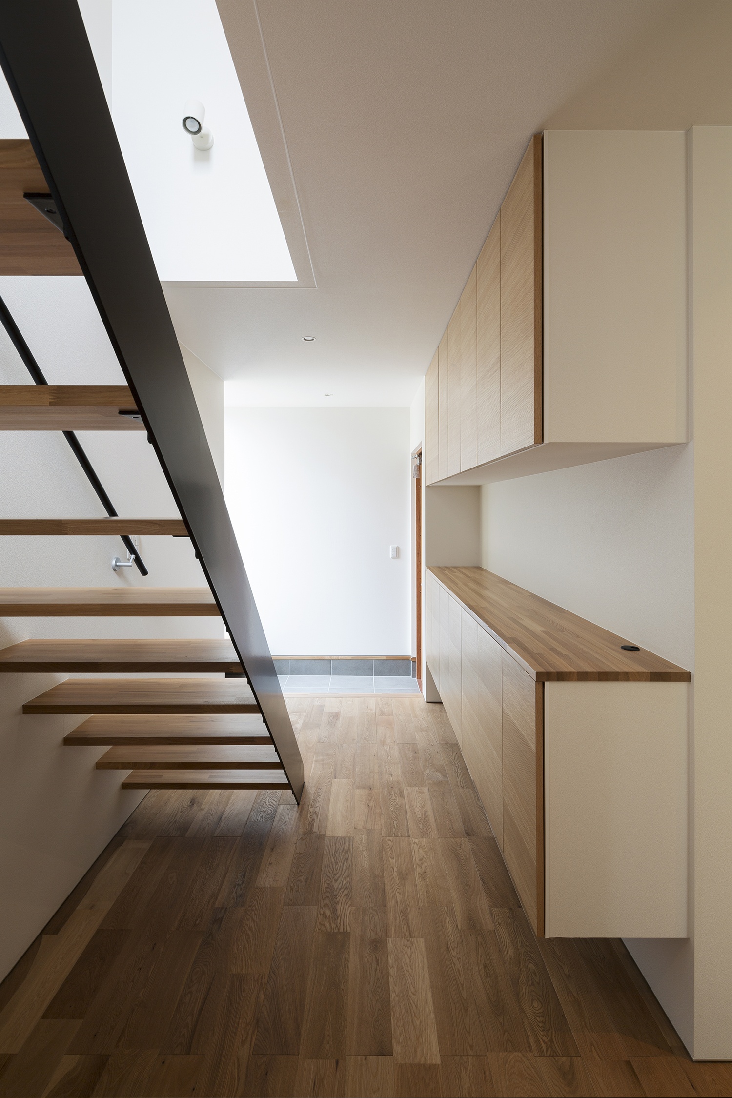 TSHOUSE 玄関＆階段｜重量木骨の家 選ばれた工務店と建てる木造注文住宅
