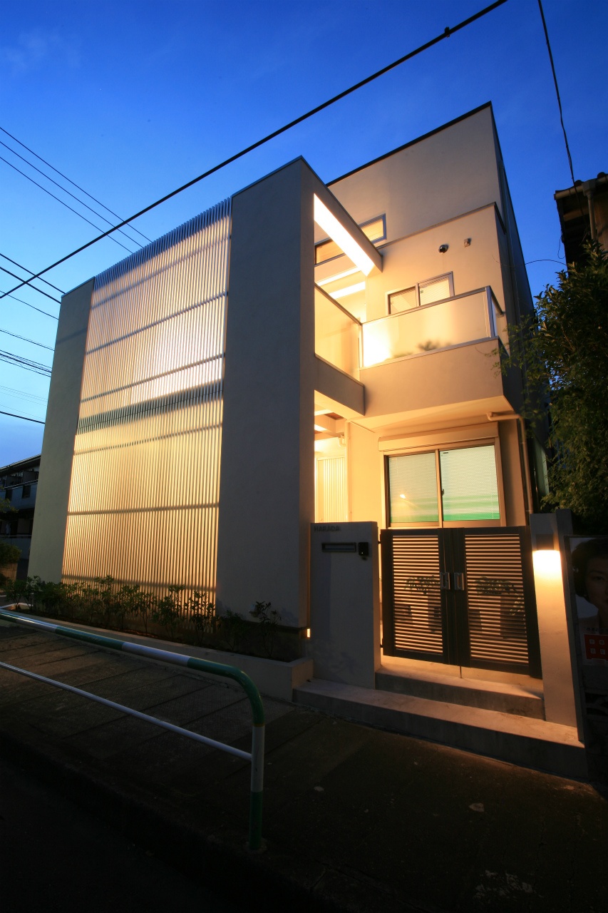 ã‚¢ãƒ«ãƒŸãƒ«ãƒ¼ãƒãƒ¼ãŒå°è±¡çš„ãªã‚·ãƒ³ãƒ—ãƒ«ãƒ¢ãƒ€ãƒ³ã®å®¶ å¤–è¦³ï½œé‡é‡æœ¨éª¨ã®å®¶ é¸ã°ã‚ŒãŸå·¥å‹™åº—ã¨å»ºã¦ã‚‹æœ¨é€ æ³¨æ–‡ä½å®…