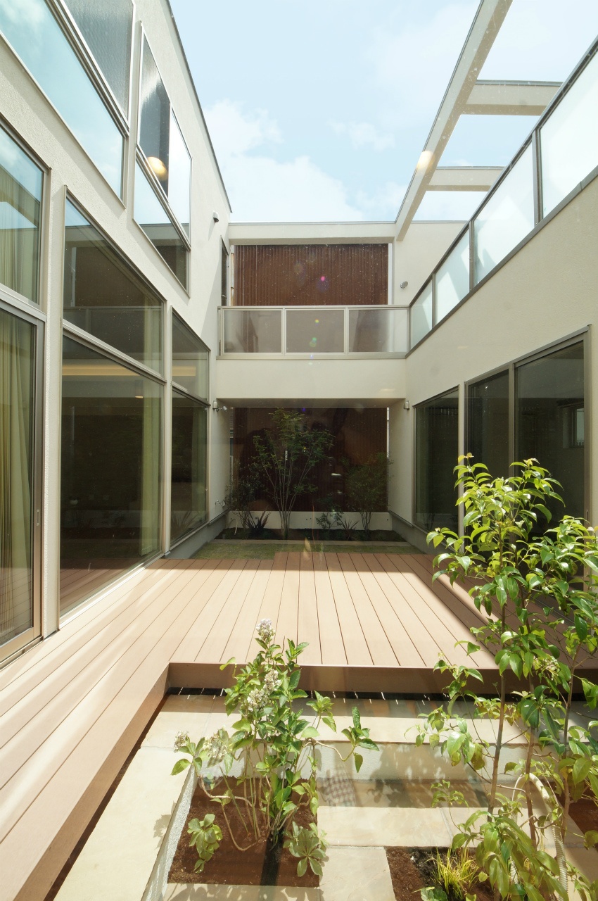 シンプルな箱の家 中庭｜重量木骨の家 選ばれた工務店と建てる木造注文住宅