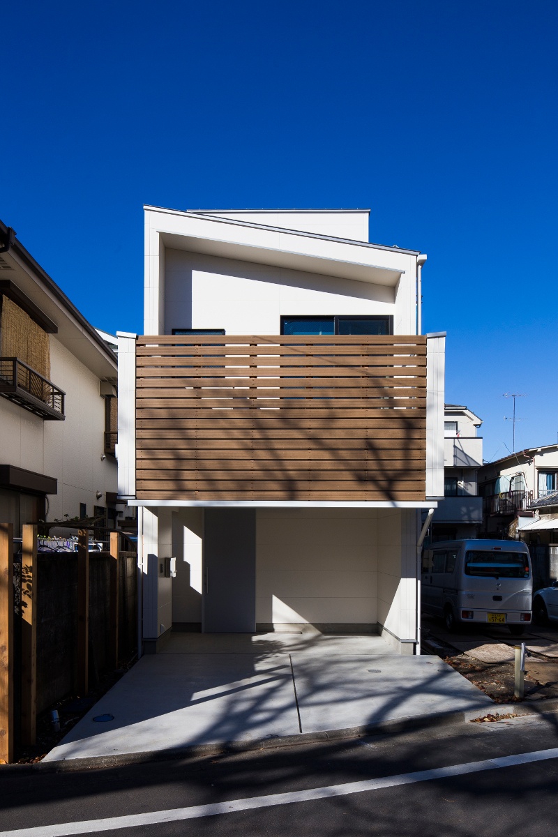 社に沿う桜並木に建つカリフォルニアモダン