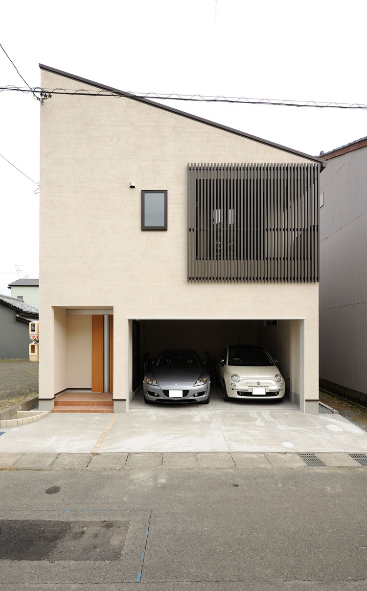 一 階 車庫 の 家