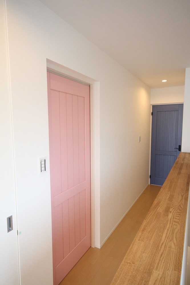 男の子の部屋はブルーのドア・女の子の部屋がピンクのドア