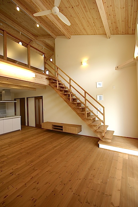 開放的な２階がロフト風の家 見学会 滋賀県甲賀市水口町 楠亀工務店 ロフトのようにつながる２階と 天井高いのリビングのゆったりとした感覚を是非ご体感いただきたいです 重量木骨の家 選ばれた工務店と建てる木造注文住宅