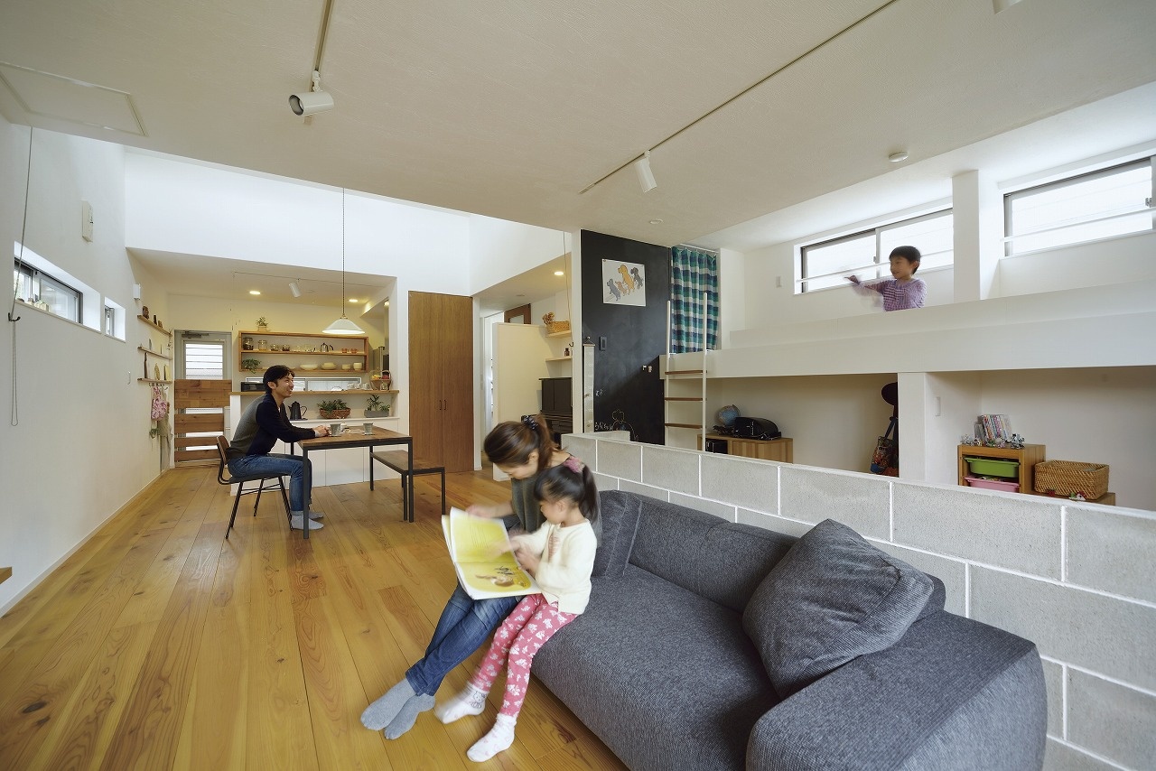 二世帯住宅における子供部屋の新しい考え方の家 リビング ダイニングの一角は子ども専用スペース 重量木骨の家 選ばれた工務店と建てる木造注文住宅