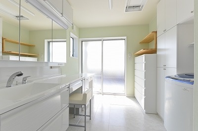 白で統一された洗面脱衣室は子供や孫と一緒に使っても大丈夫な広々空間