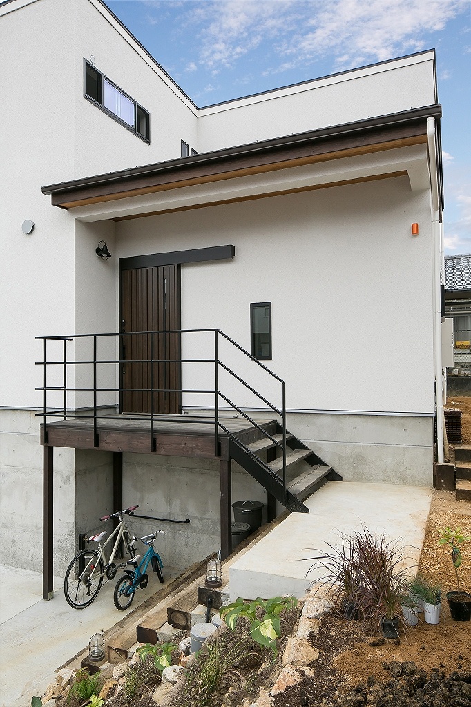 吹抜けと大開口で広がりを感じる家|木造住宅×中庭×高低差