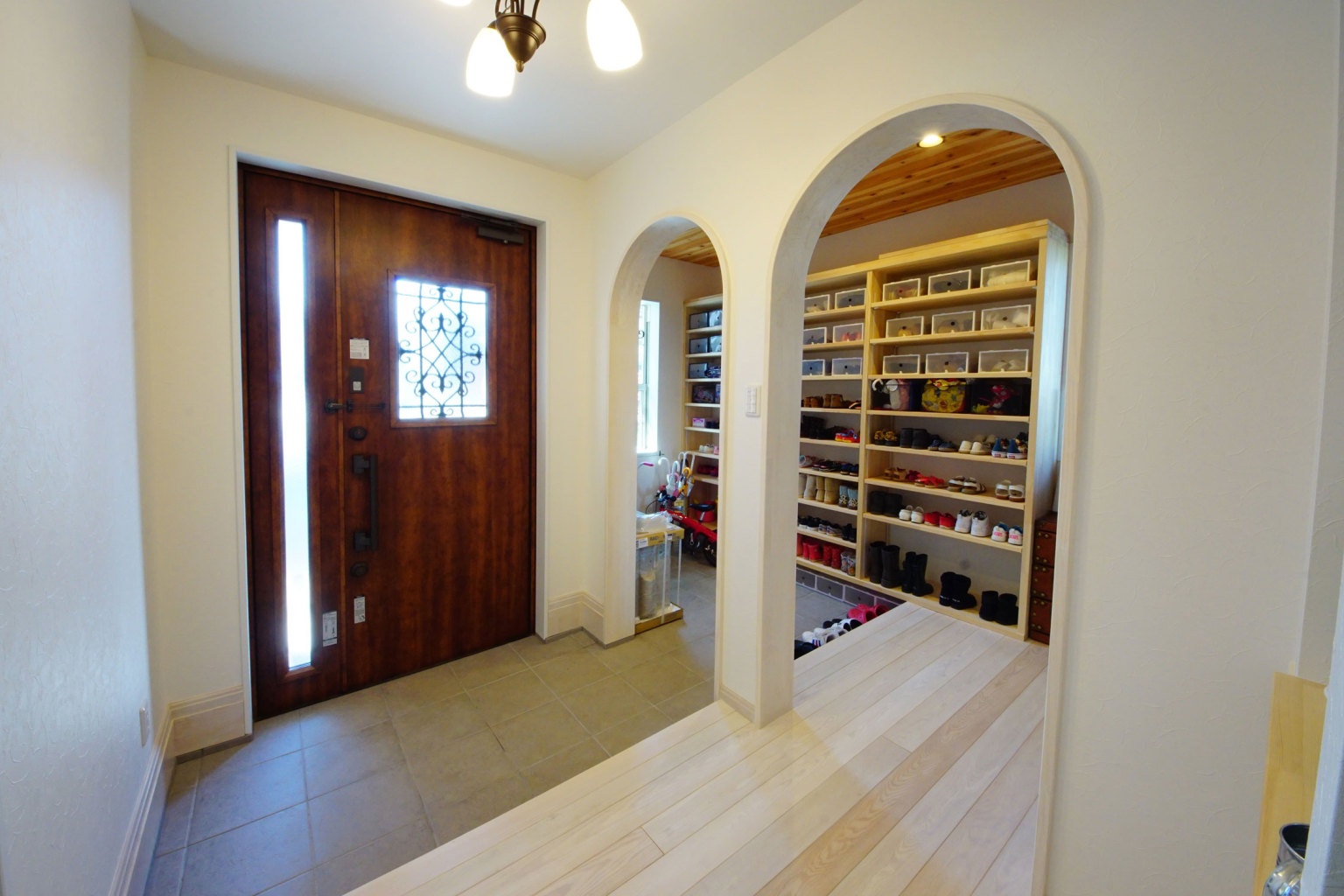 シューズクロークを設けてスッキリした玄関。オープンな棚とすることで、靴の出し入れがしやすく通気性も抜群です。