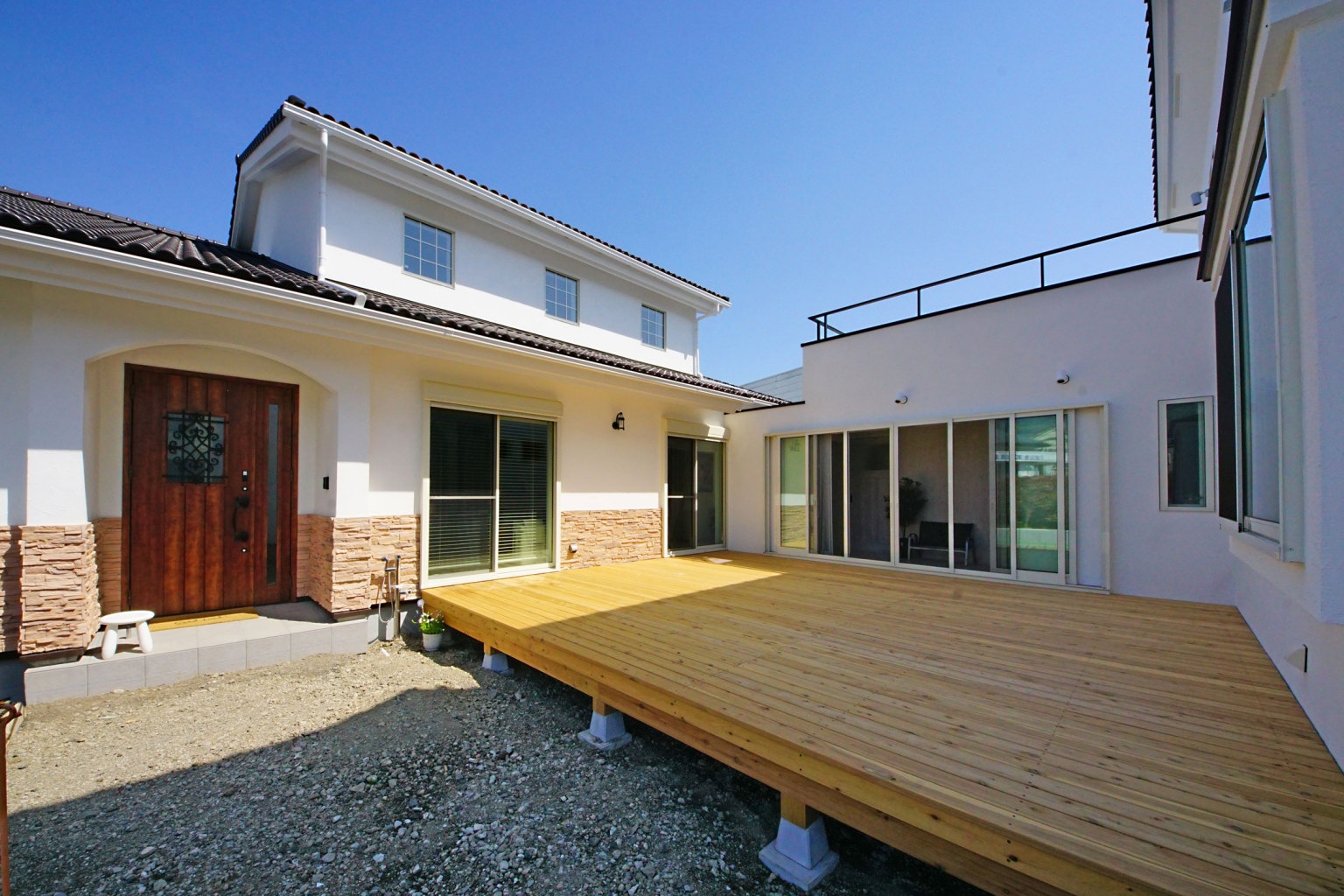 お子さまが遊ぶ姿を各部屋から見守ることが出来るプライベートな中庭ウッドデッキ。草花で彩ればパティオ風の安らぐ時間が楽しめそうです。