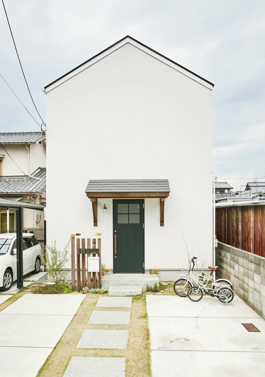 三角屋根と中庭の家 真っ白な壁と三角屋根がかわいい外観 重量木骨の家 選ばれた工務店と建てる木造注文住宅