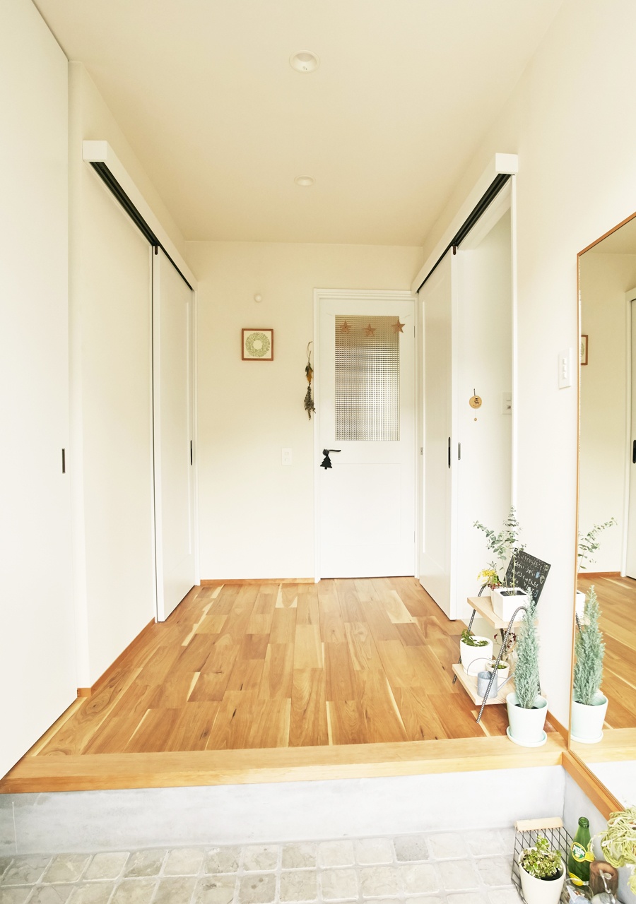 吹抜けから光が行き渡る心地いい暮らし|木造住宅×中庭×おしゃれな家